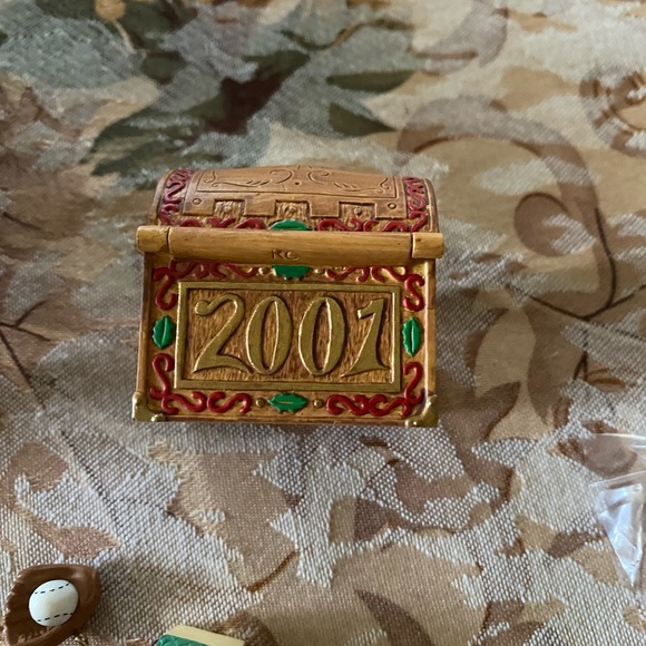 ‘01Santa’s Toy Box - Picture 4 of 7